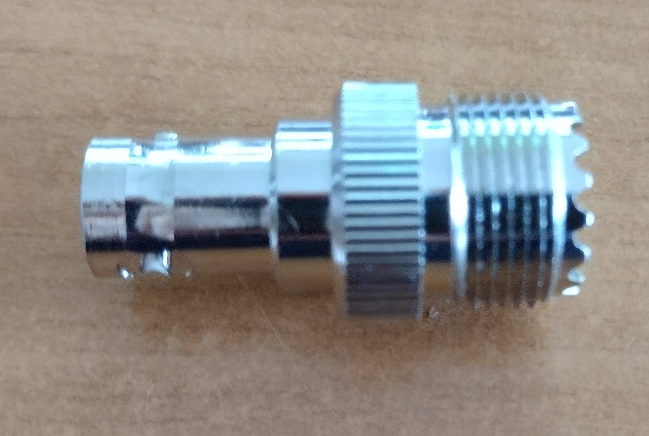 ADAPTADOR RECTO BNC-M A UHF-F(SO239) – COMPATIBLE CON RADIOS PORTATILES