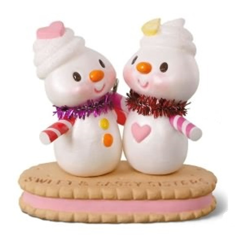 2018 Sweet and Sassy Sisters Hallmark ornament, QGO1776