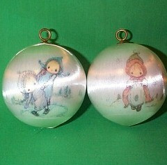 1975 Betsey Clark - 2 Piece Set Hallmark Ornament | The  display picture 1