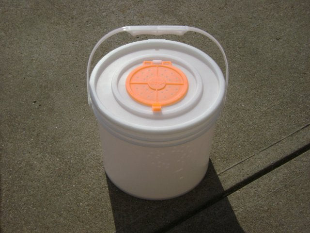 Challenge 3 1/2 Gal Bucket with Lid, made by Challenge Plastic Products -