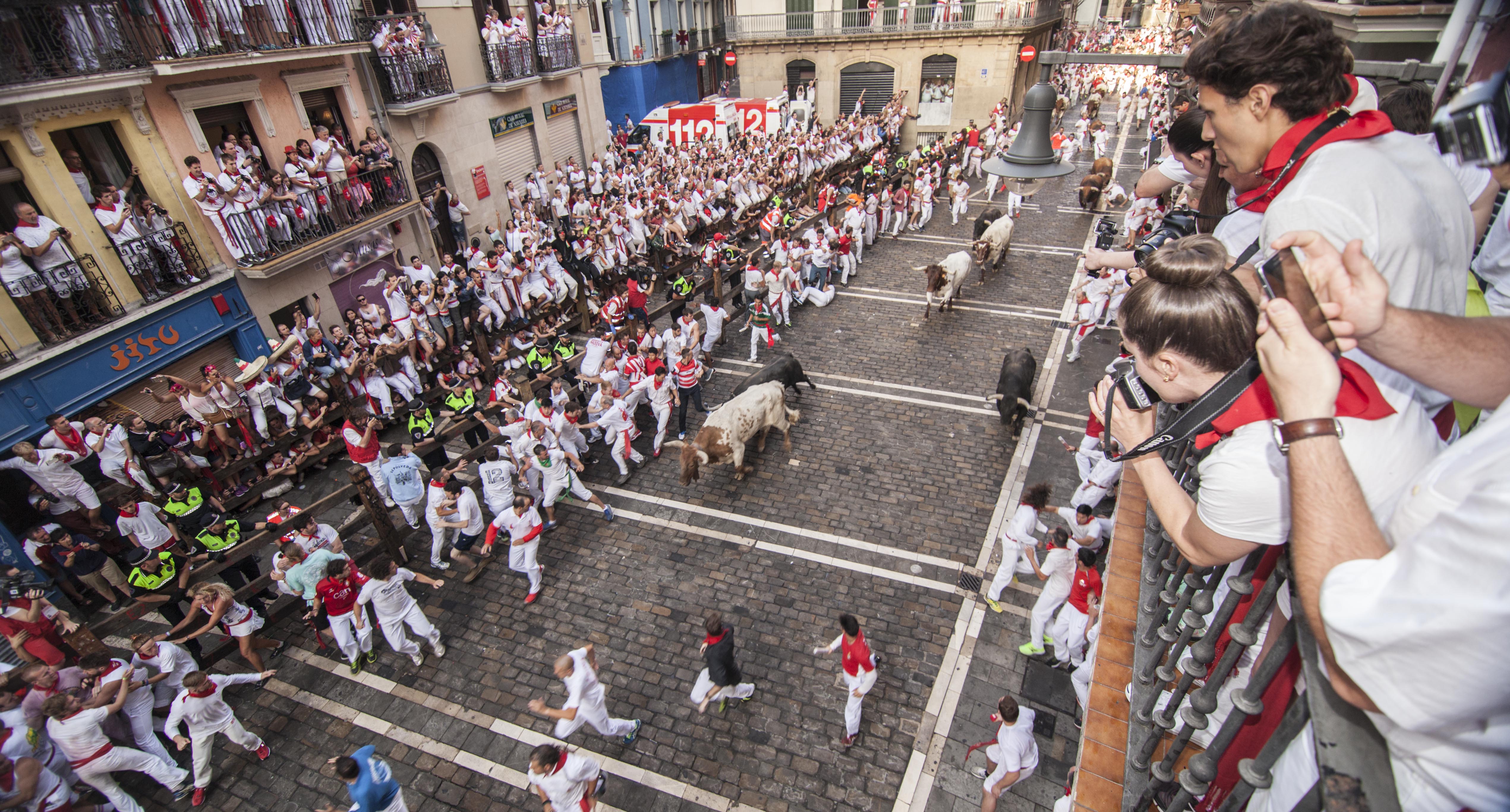 San Fermin Outfit - White and Red clothes