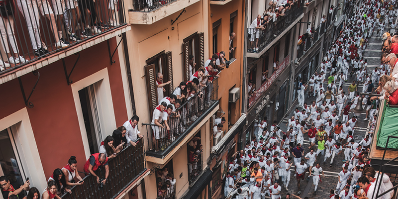  Securing a Bird's Eye View of Pamplona's Running of the Bulls - Bull Motiv 