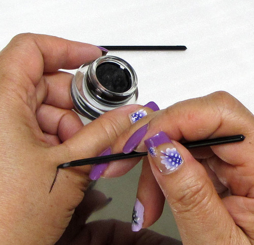 Applying eyeliner: How it is done