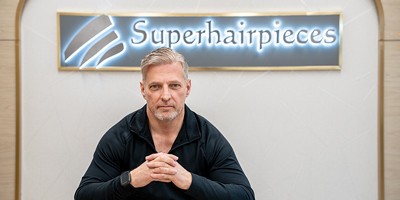 Superhairpieces: Tres décadas revolucionando el mercado de las prótesis capilares