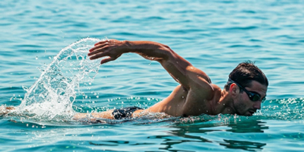 Todo lo que necesitas saber sobre nadar con una prótesis capilar