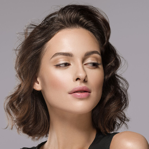 Cabello humano premium Ez Grid 6612 - Peluca de dama con parte superior de seda mono recortada.