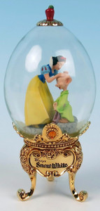 Disney  RARE  Franklin Mint Snow White Footed Dome Glass Egg