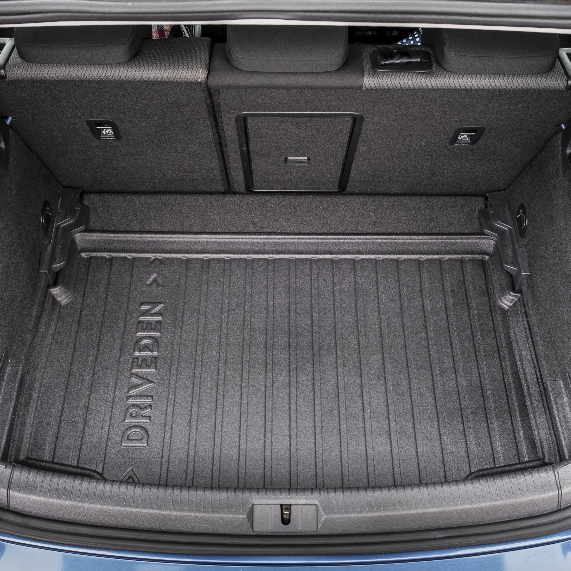DriveDen Custom-Fit Rubber Boot Mat to fit Volkswagen Golf Hatchback Mk.7 2013 - 2020 (with Lowered Variable Height Boot Floor)