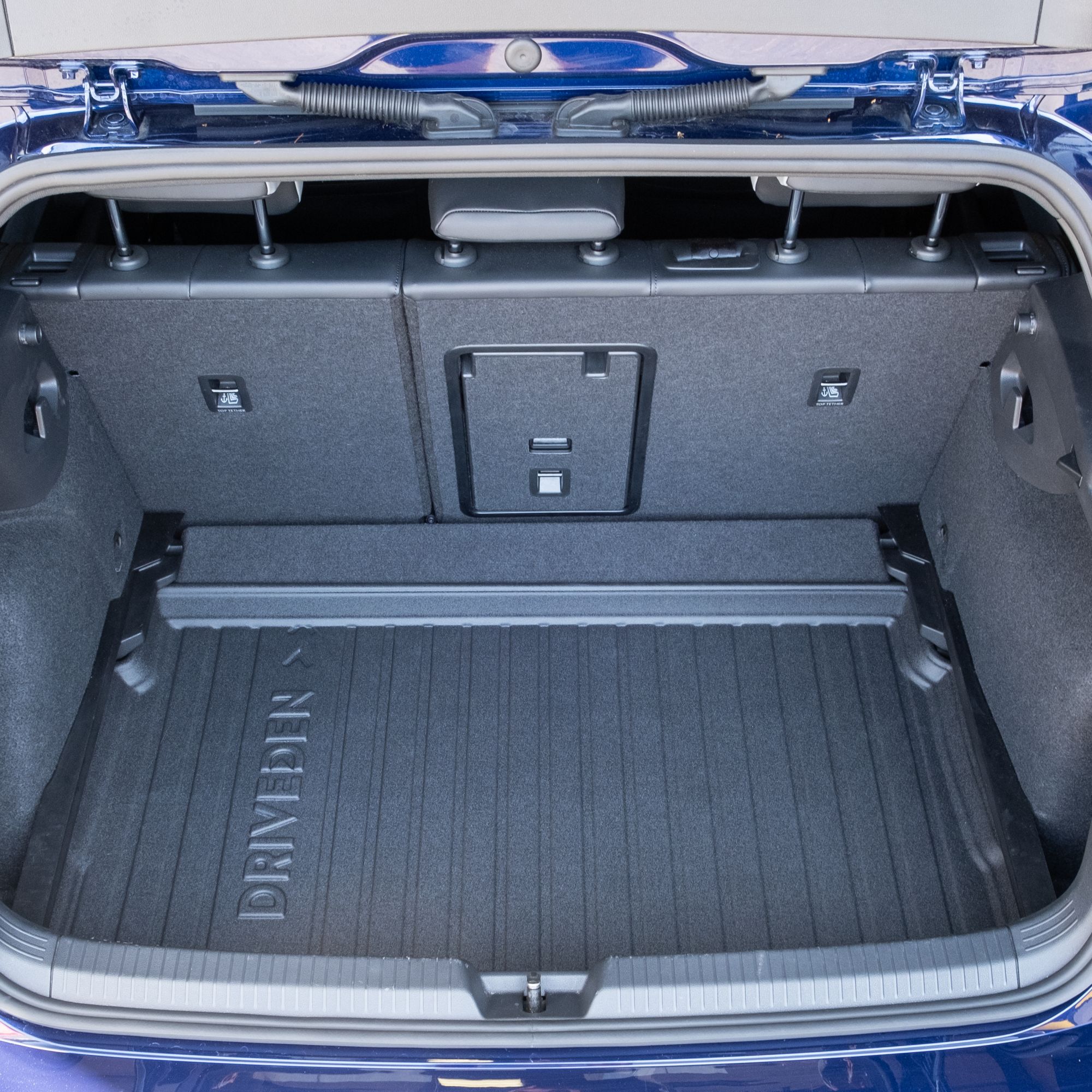 DriveDen Custom-Fit Rubber Boot Mat to fit Volkswagen Golf Hatchback Mk.8 2020 - 2025 (with Lowered Variable Height Boot Floor)