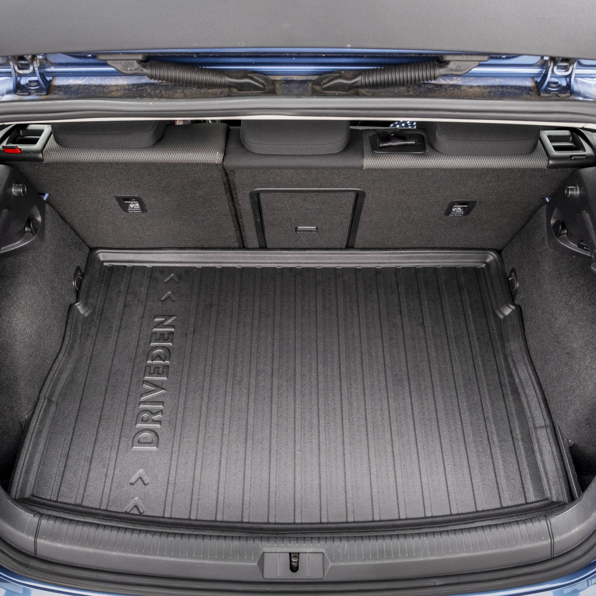 DriveDen Custom-Fit Rubber Boot Mat to fit Volkswagen Golf Hatchback Mk.7 2013 - 2020 (with Raised Variable Height Boot Floor)