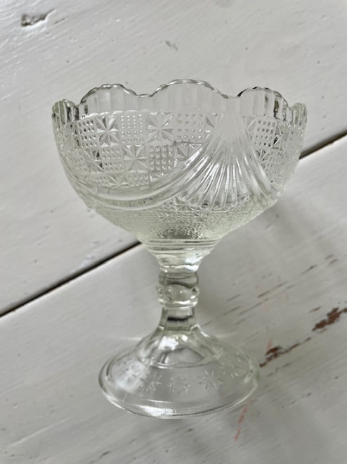 En liten glasskål på fot