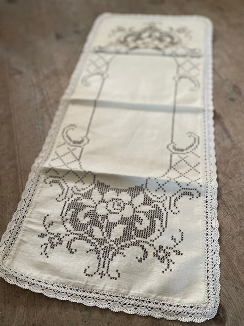 Broderad duk, 32x74 cm