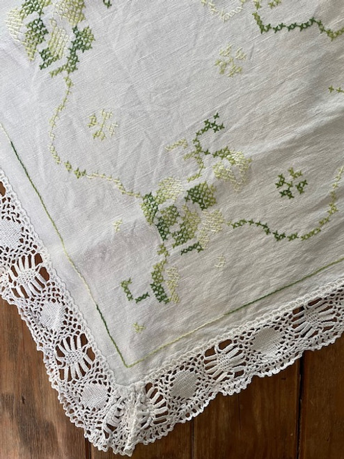 Spetsduk med grönt broderi, 75x75 cm