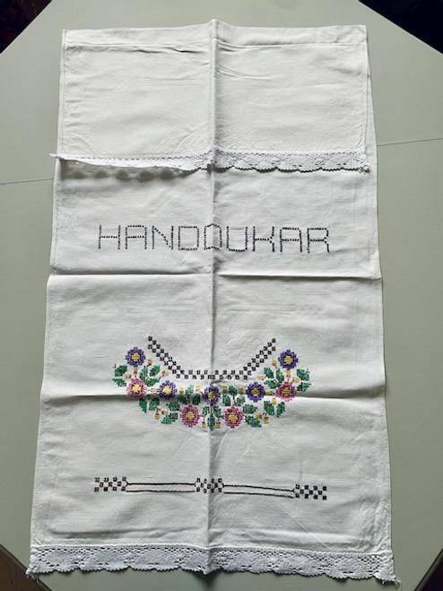 Paradhandduk med blommotiv