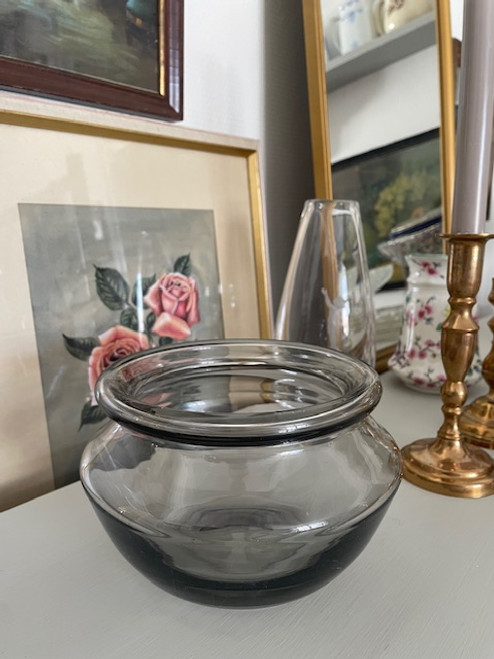 En tung låg vas i rökfärgat glas