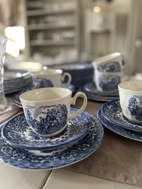 Engelskt porslin, Kaffekoppar med fat samt assietter (16 delar)