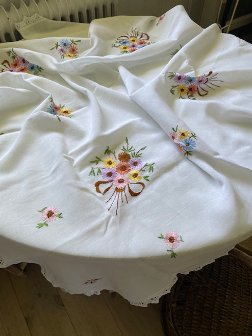 Tunn broderad duk med spetskant