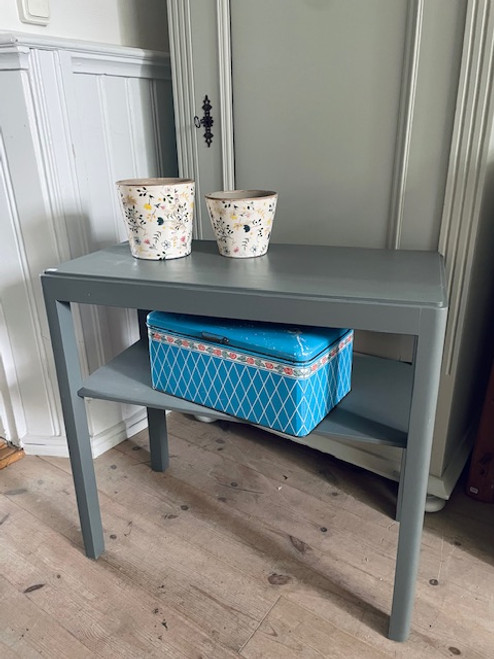 Nymålat litet bord med hylla