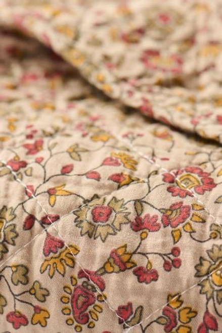 Quiltad pläd/täcke/överkast med blommor på brun botten Quiltad pläd/täcke/överkast med blommor på brun botten