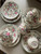 Fyra kaffekoppar med fat & assietter (Chinese Rose)