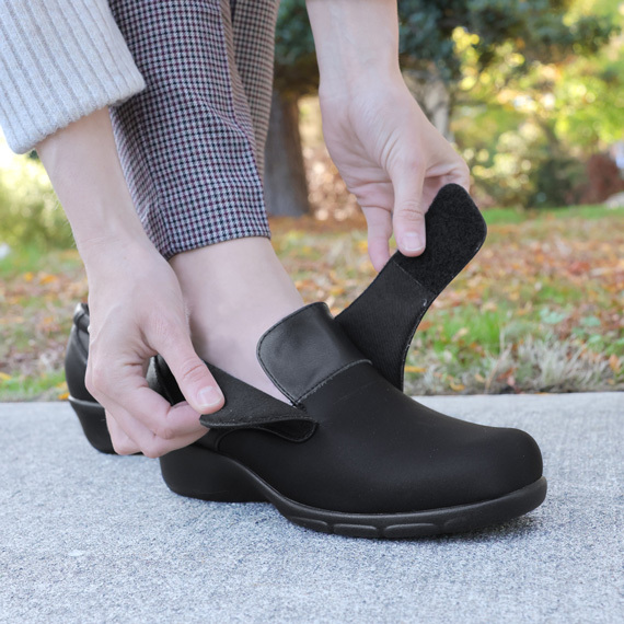 Adjustable straps shoes 