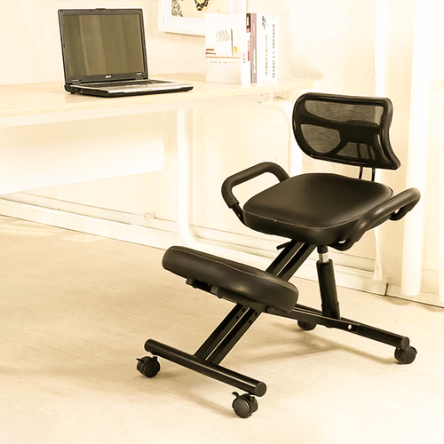 LUCA Kneeling Chair in Office Scenario Image A