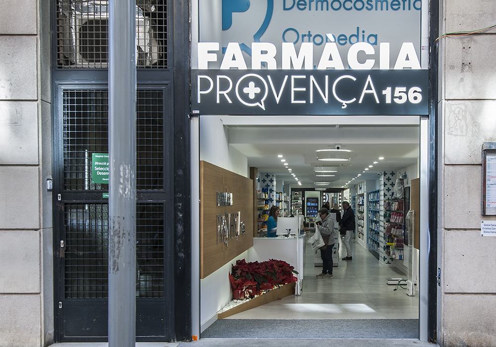 Fachada de la Farmacia Provenza 156 en Barcelona