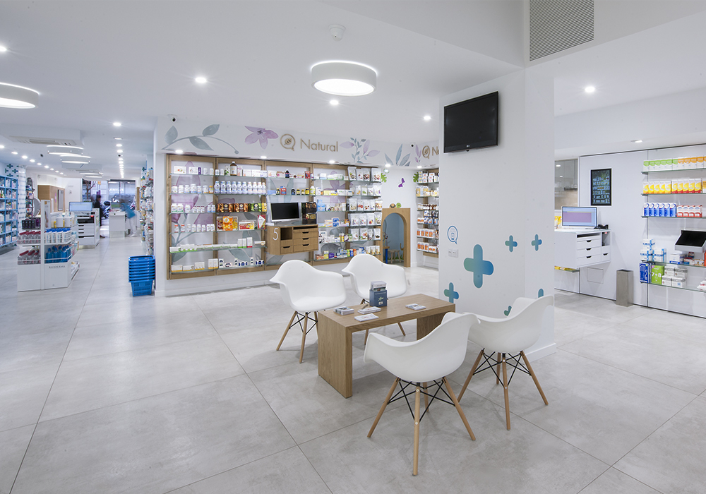 Interior de la Farmacia Provenza 156 en Barcelona