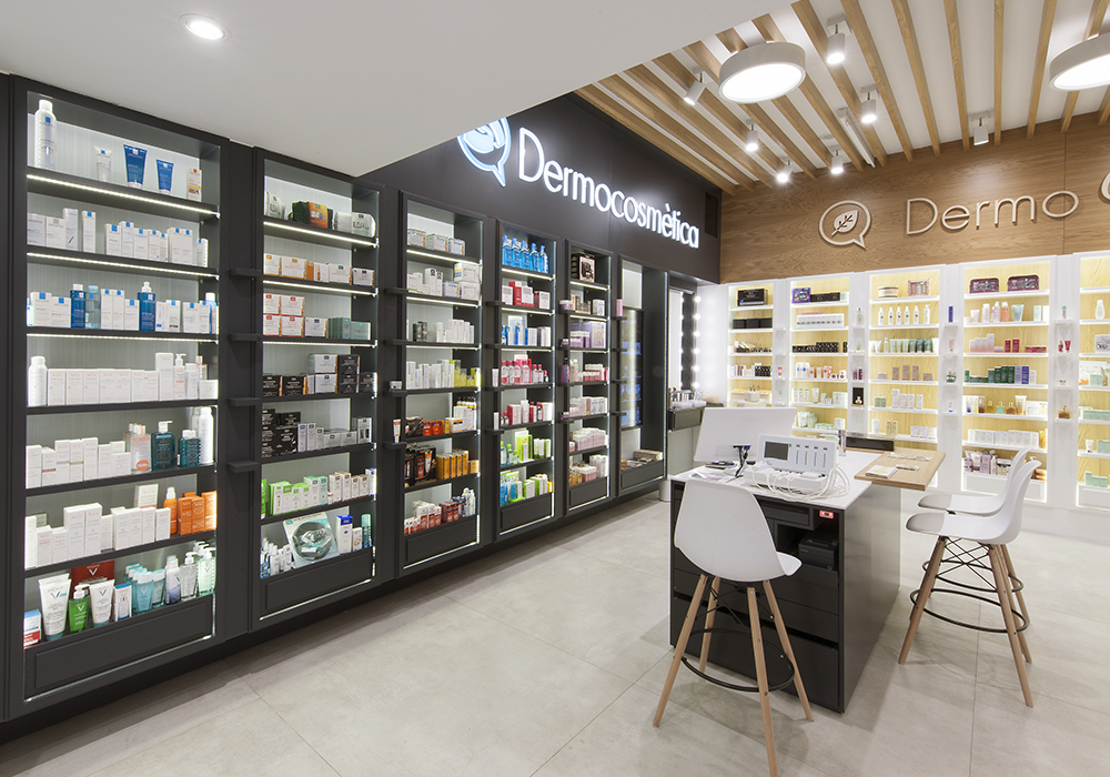 Interior de la Farmacia Provenza 156 en Barcelona