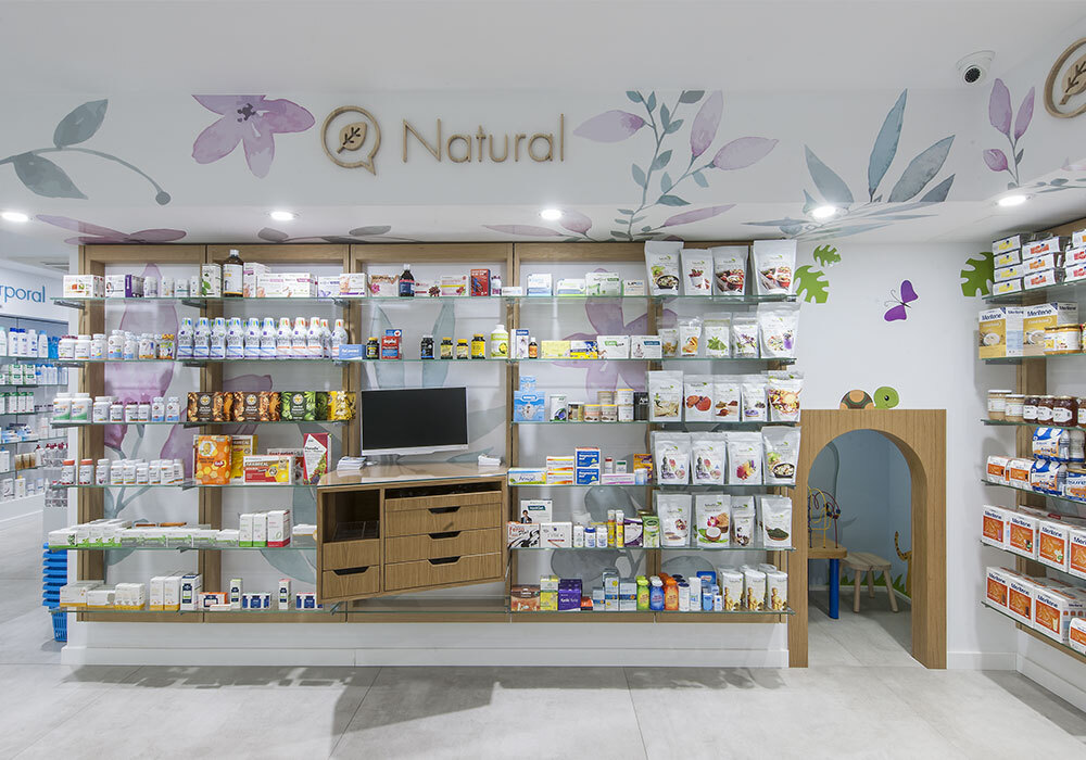 Sección de Medicina Natural en Farmacia Provenza 156 en Barcelona