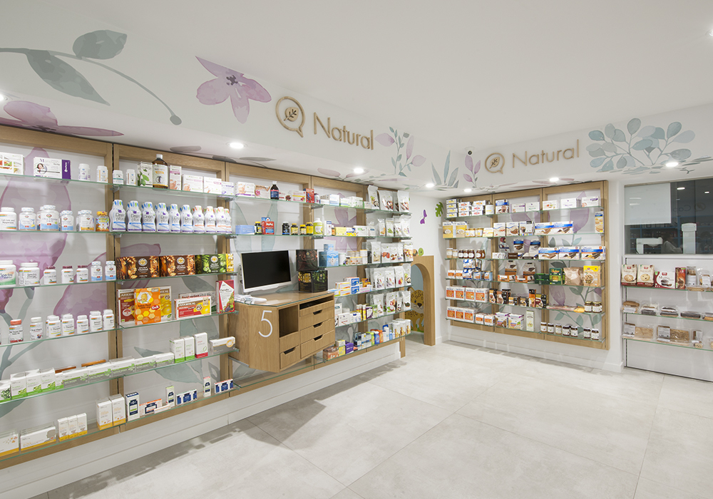 Zona medicina natural de la Farmacia Provenza 156 en Barcelona