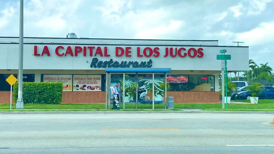 Fachada de La Capital de los Jugos en Country Club Shopping Center, vista desde NW 186th Street