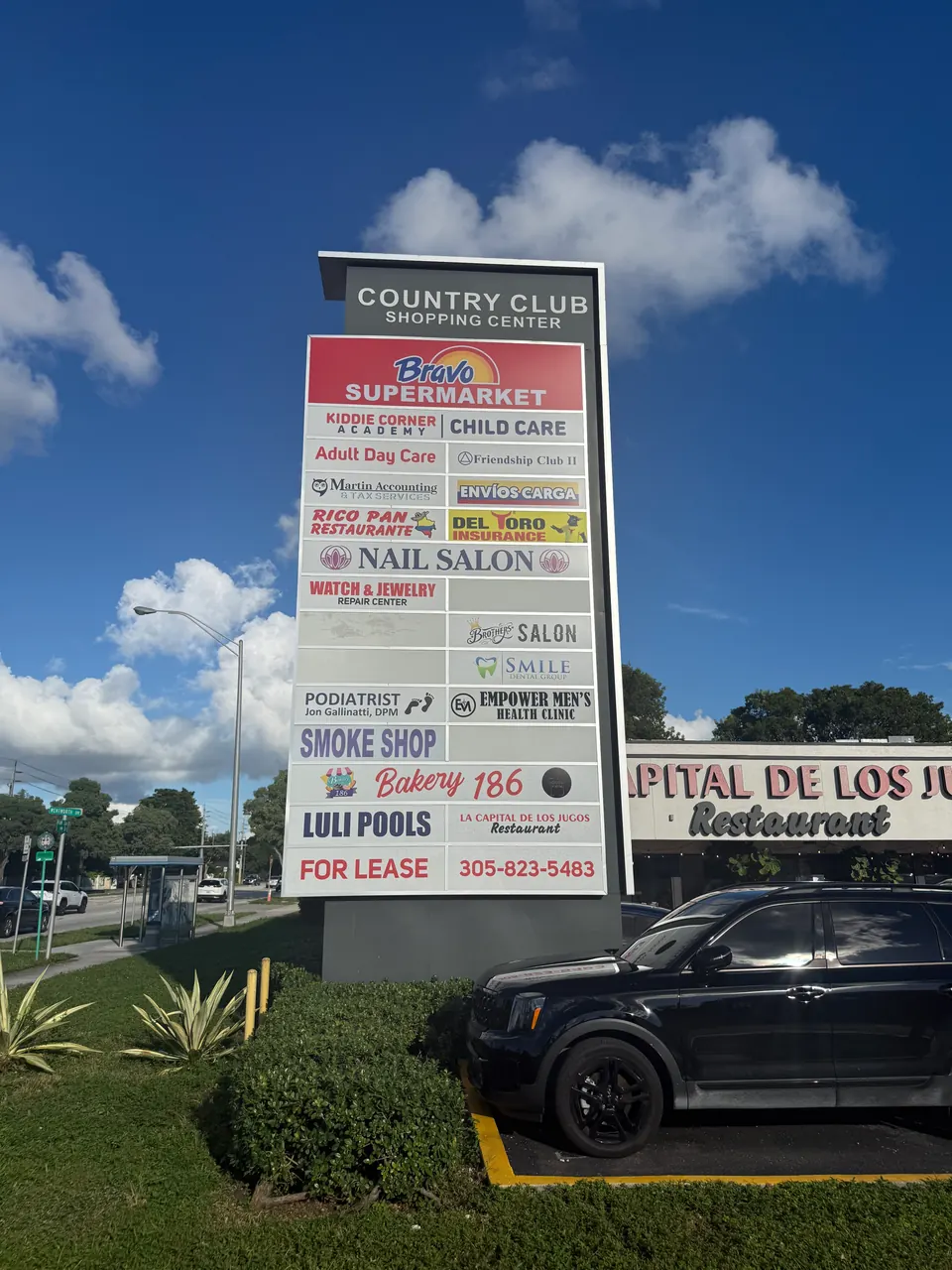 Letrero de entrada de Country Club Shopping Center en NW 186th Street