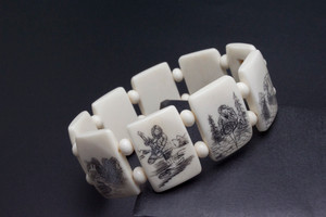 25mm Buffalo Bone Eskimo Scrimshaw Elastic Bracelet. [z8287]