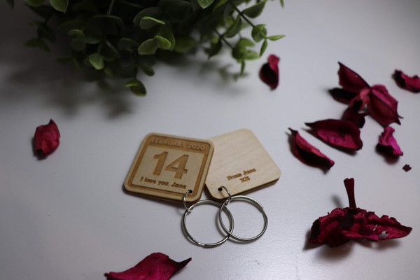 Keyring (Wood) - Couple's Calendar Date - Personalisable