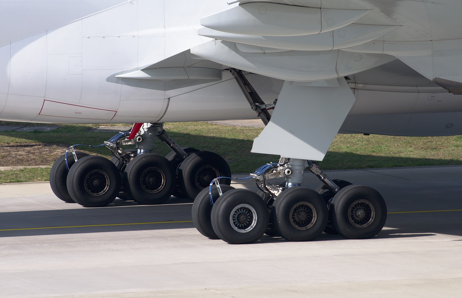 Here's Why Aircraft Tires Don't Pop When Landing Aviation Oil Outlet