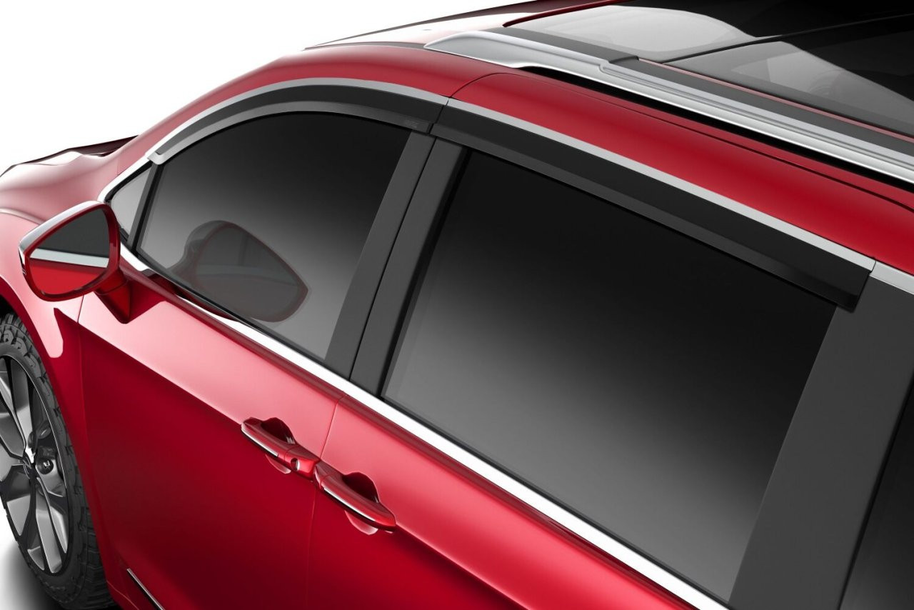 Low Profile Ventvisor Deflector; Smoke with Chrome Trim; Outside Mount; 4 pc. (2884062) — application image