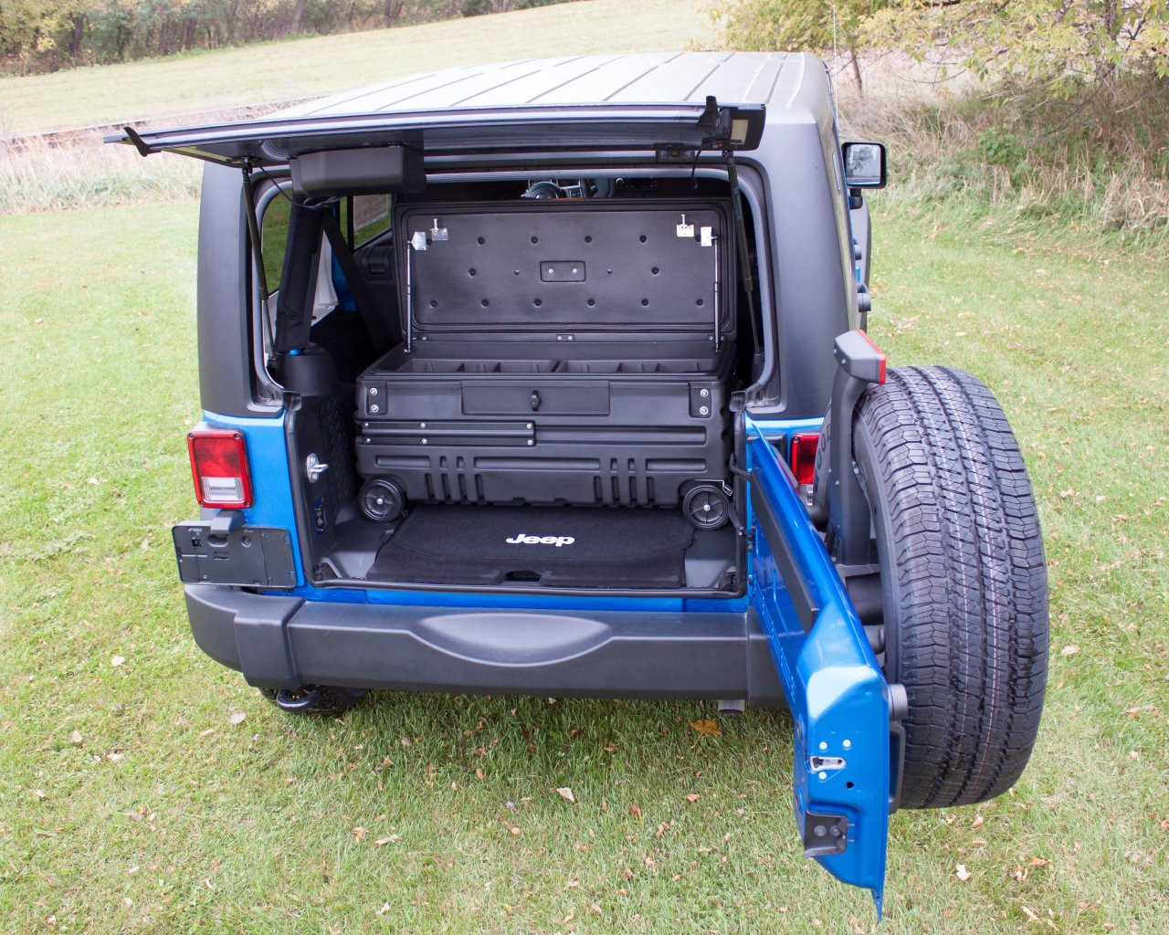 DÜHA Squad Box w/Bracket - Interior / Exterior Portable Storage + Gun Case/Rack — side view
