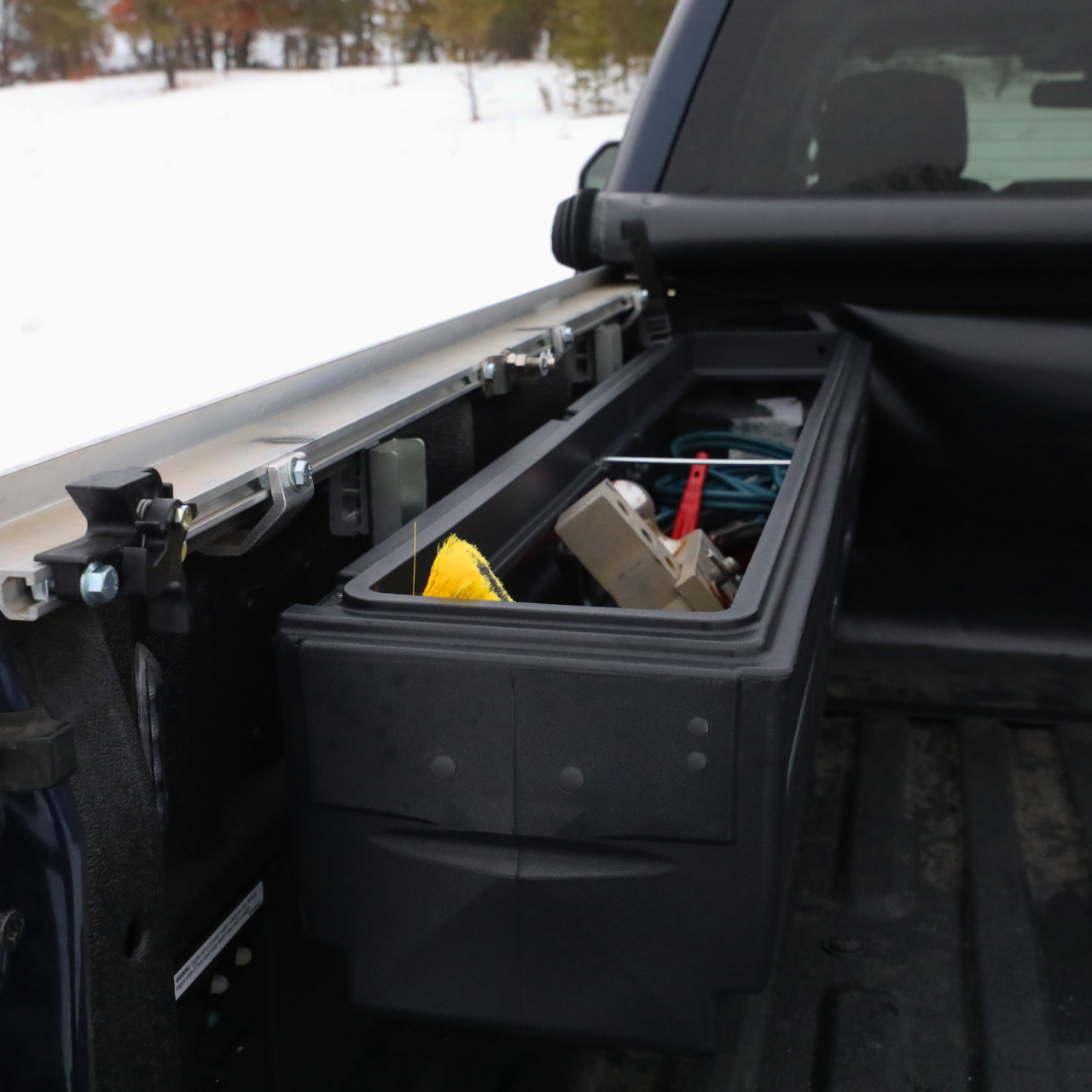 DÜHA Humpstor Part #70802 w Mounting Bracket for tonneau covers — side view