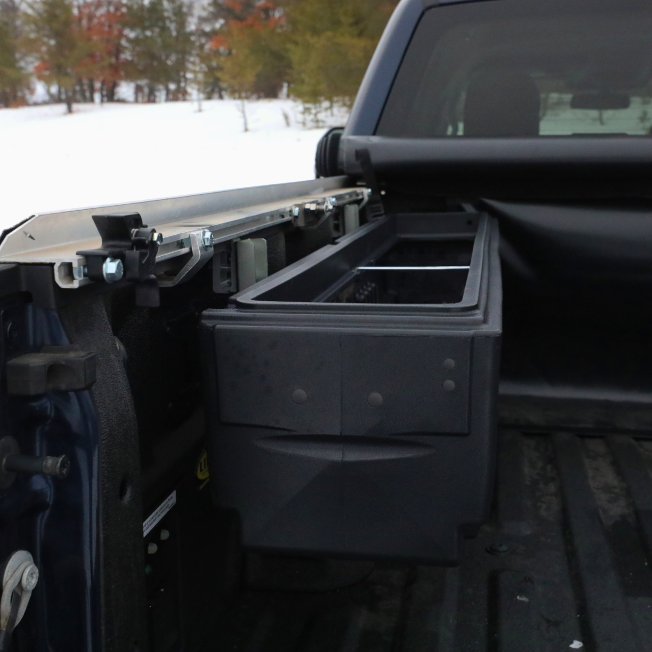 DÜHA Humpstor Part #70802 w Mounting Bracket for tonneau covers — side view