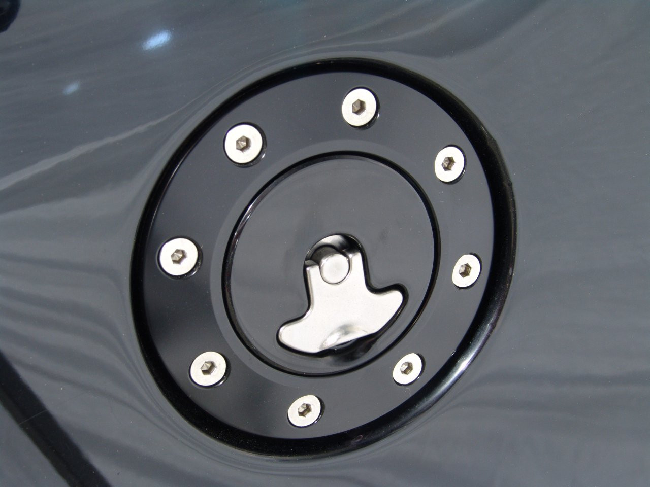 Billet aluminum gas cap, universal fit, locking, anodized Black.