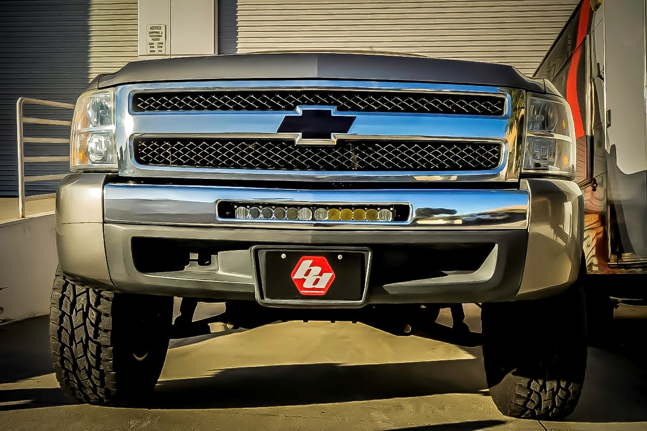 OnX6+ 20 Inch Bumper Kit - '07-13 Silverado/Sierra 1500/2500HD/3500HD {'07 New Body Style} (Driving/Combo; Clear) — installed view