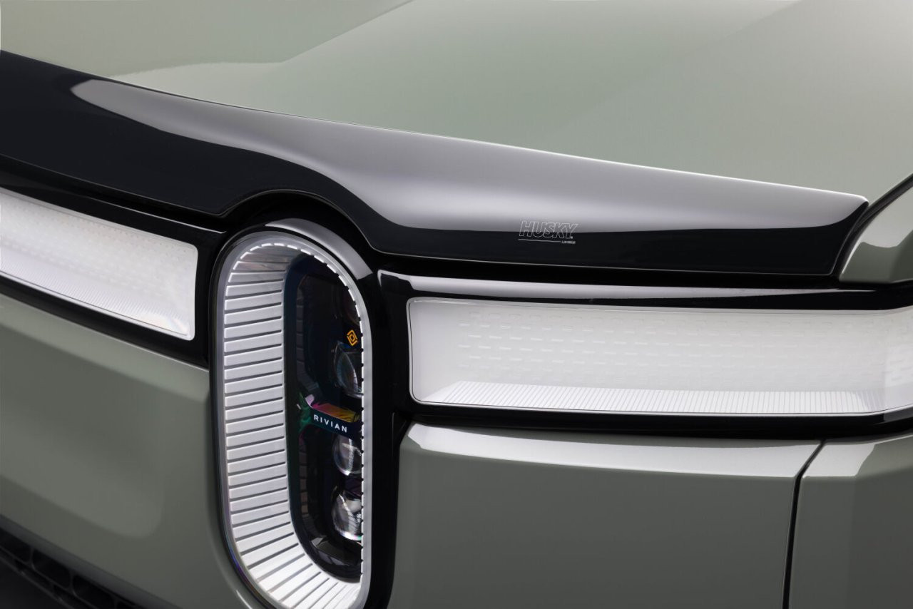 Aeroskin Hood Protector; Smoke (2842210) — application image