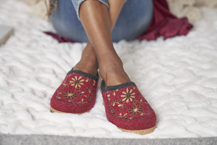 Taos Women's Woolderness 2 Clog - Cranberry