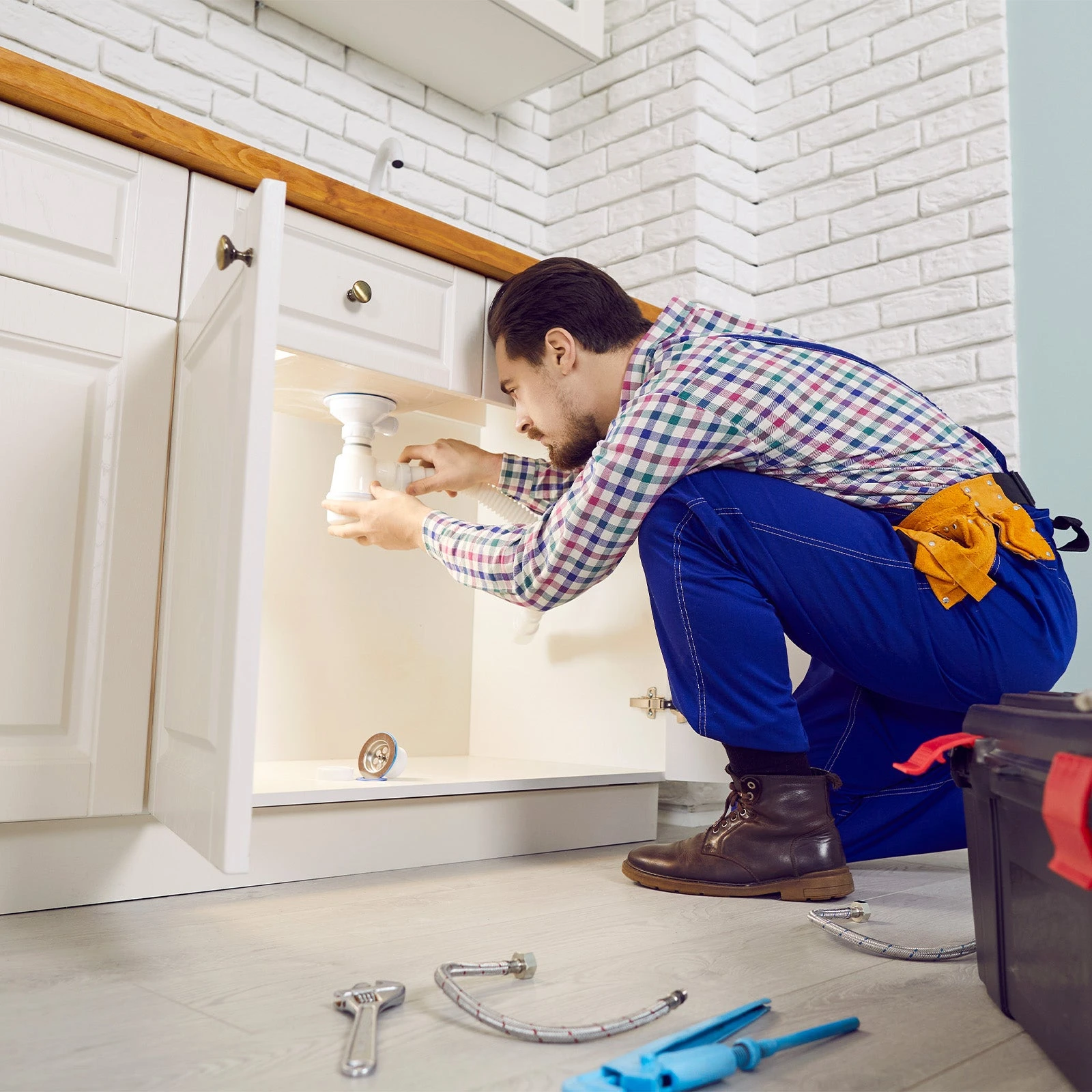 Adheres to pipes and lasting solution putty epoxy