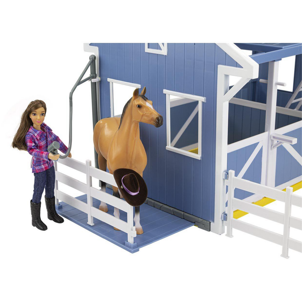 Breyer Freedom Deluxe Country Stable with Horse and Wash Stall with extra doll