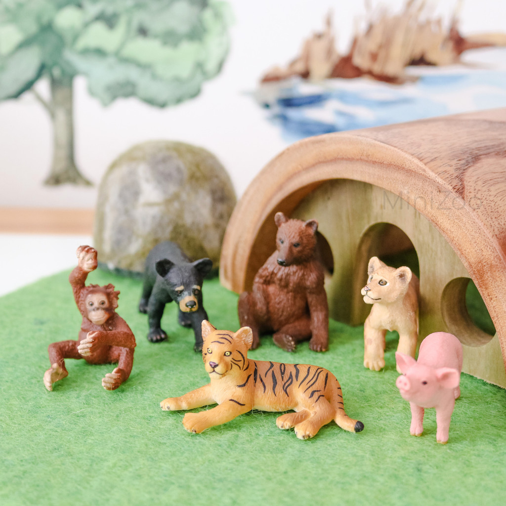 Papoose Half Log House MiniZoo with baby animals