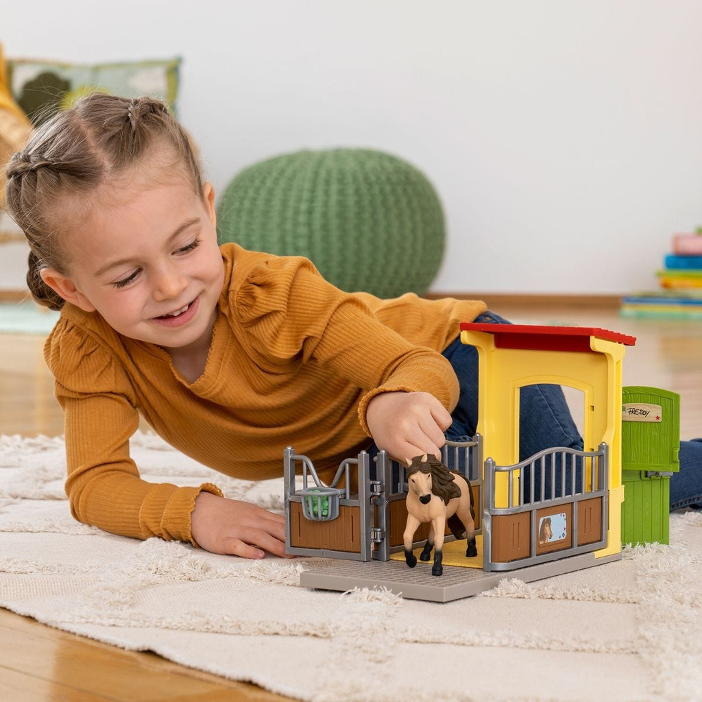 Schleich Pony Box with Iceland Pony Stallion in play