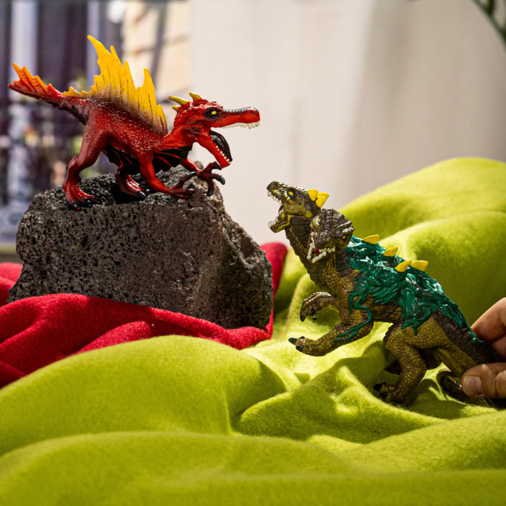 Schleich Fire Saurian vs. Jungle Lizard Eldrador lifestyle