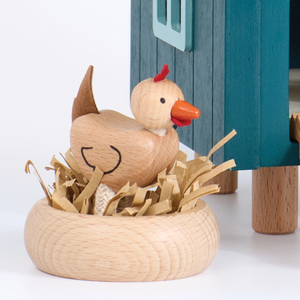 Anamalz Chook Mahal chicken in nest